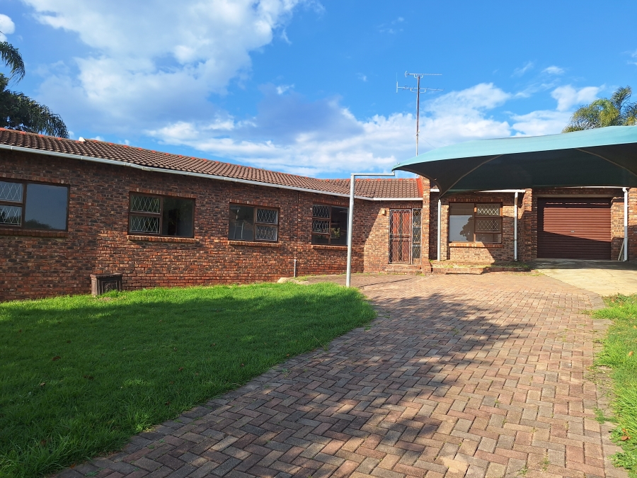 To Let 4 Bedroom Property for Rent in Strelitzia Park Eastern Cape